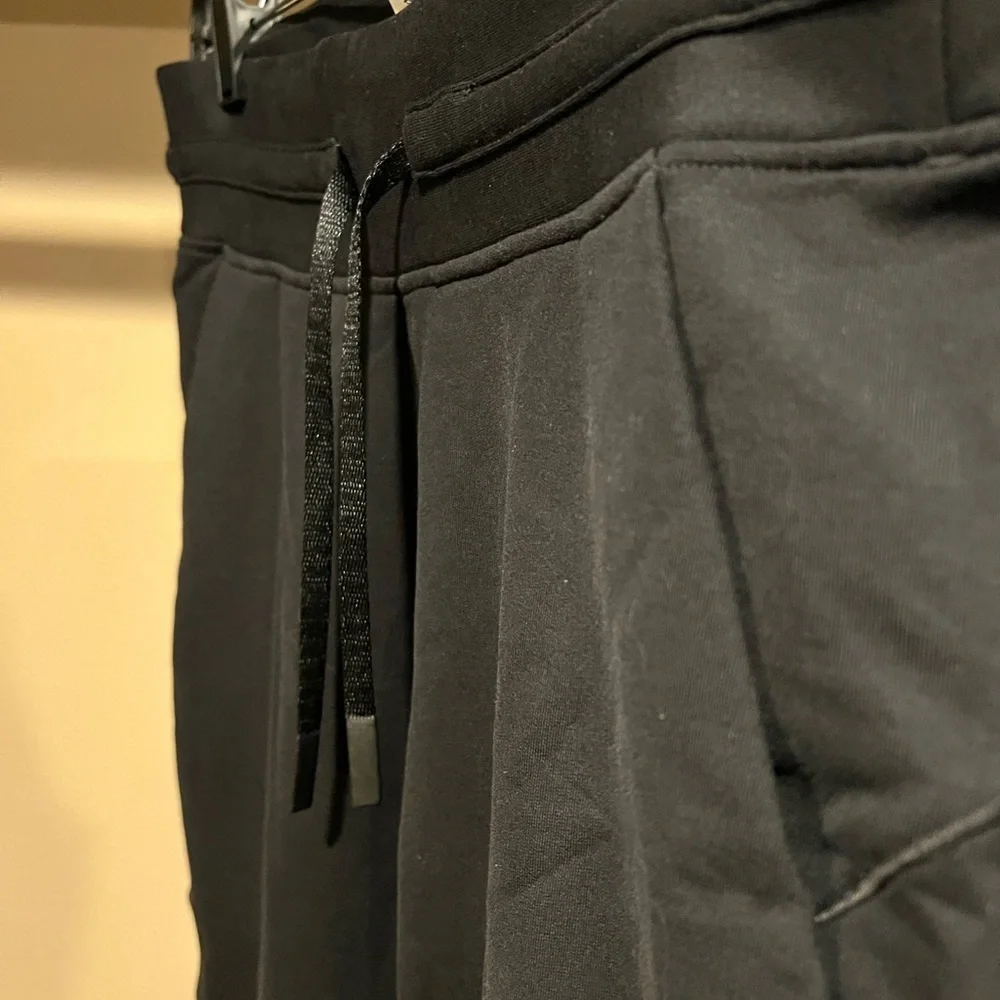 Lululemon Athletica Black Sweatpants with Elastic Waistband